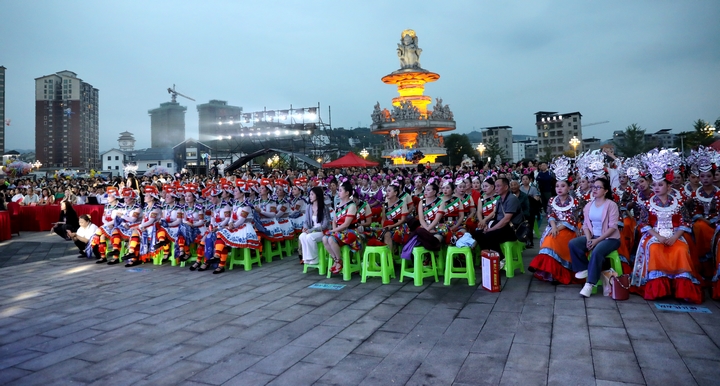 圖為身著苗族盛裝的表演隊伍  向天祥 攝.jpg