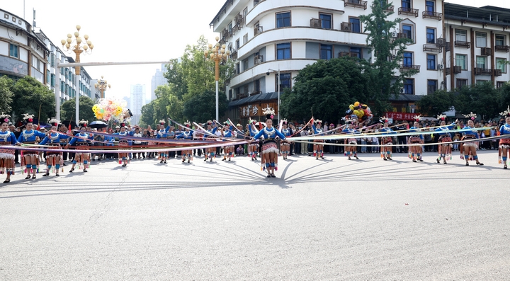 圖為各表演隊伍身著民族盛裝巡游展演 向天祥 攝 .jpg