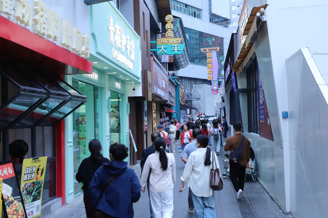 市民游客在太平路“逛吃”。郭然攝