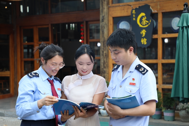 3、普安縣稅務局“文旅服務專班”到景區周邊商超、餐飲等個體工商戶征詢涉稅服務需求，宣傳稅收優惠政策。張杉 攝.JPG