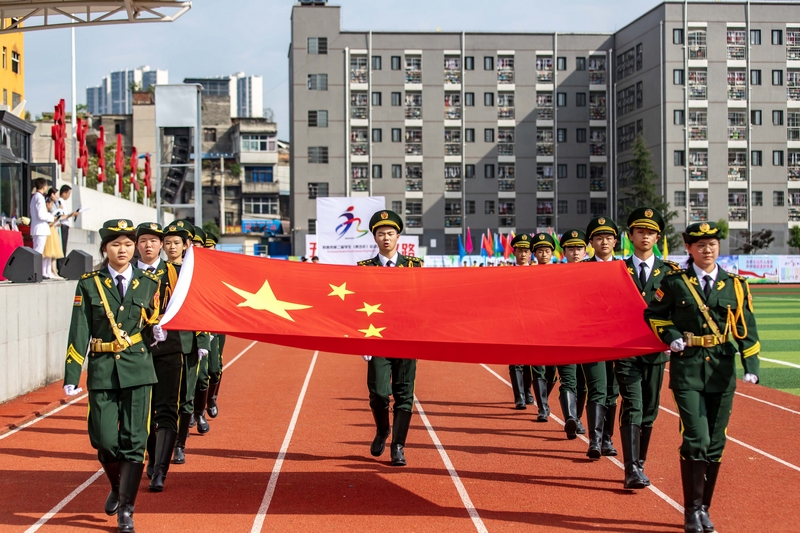 國旗方隊入場。