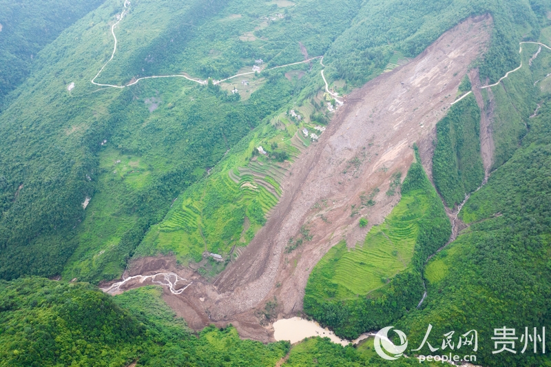 5月23日拍攝的大方縣果瓦鄉慶陽村發生山體滑坡現場。人民網 涂敏攝