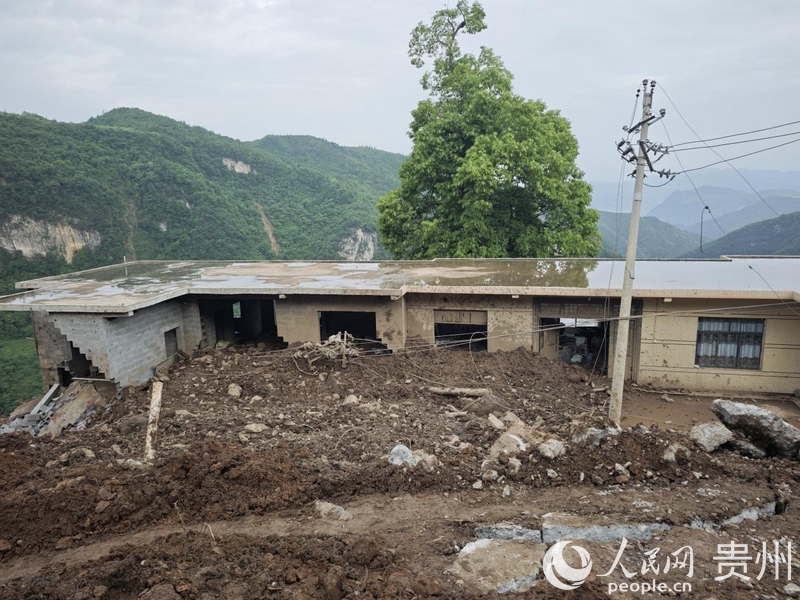5月23日拍攝的大方縣果瓦鄉慶陽村發生山體滑坡現場。人民網 龍章榆 攝