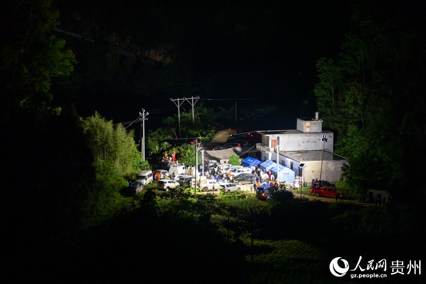 5月22日晚，救援現場指揮部燈火通明。人民網 涂敏攝