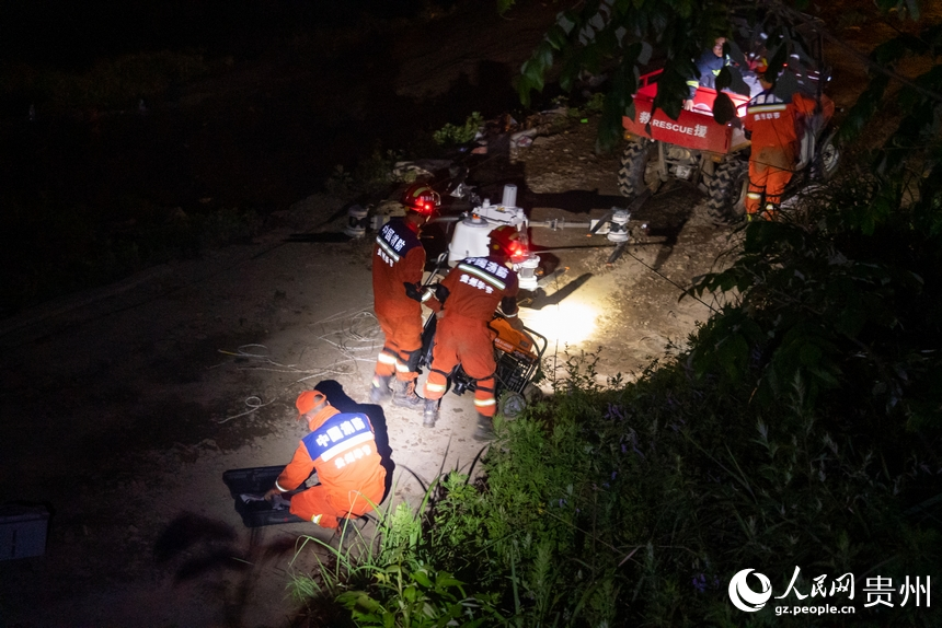5月22日晚，消防員在維護救援無人機設備。人民網 涂敏攝