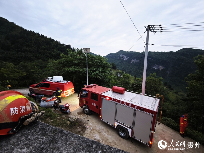 5月23日6時許，消防救援車輛在開展運輸調度。人民網 龍章榆攝