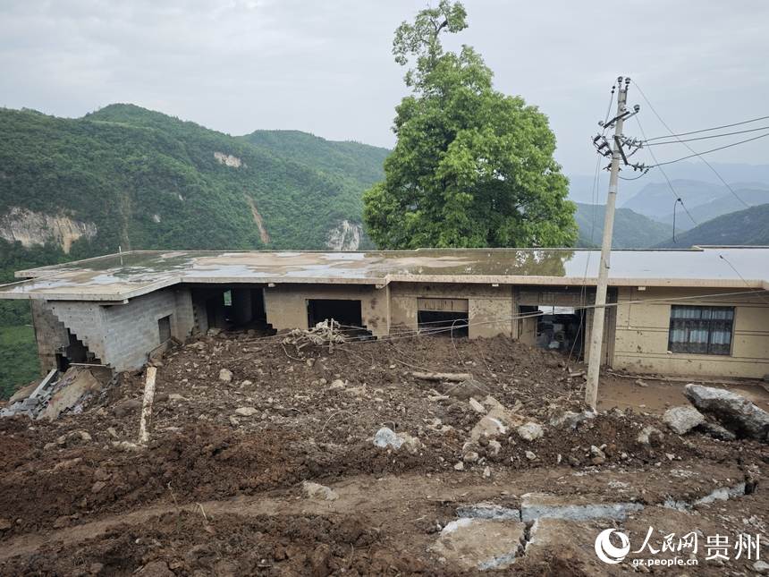 5月23日拍攝的大方縣果瓦鄉慶陽村山體滑坡現場。人民網 龍章榆攝