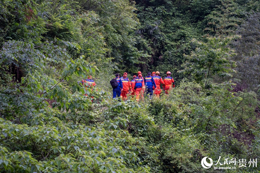 5月23日拍攝的大方縣果瓦鄉慶陽村山體滑坡現場。人民網 涂敏攝