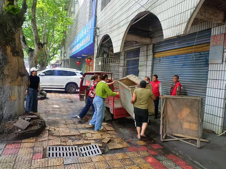 圖為開展“兩清兩改兩治理”工作現場。