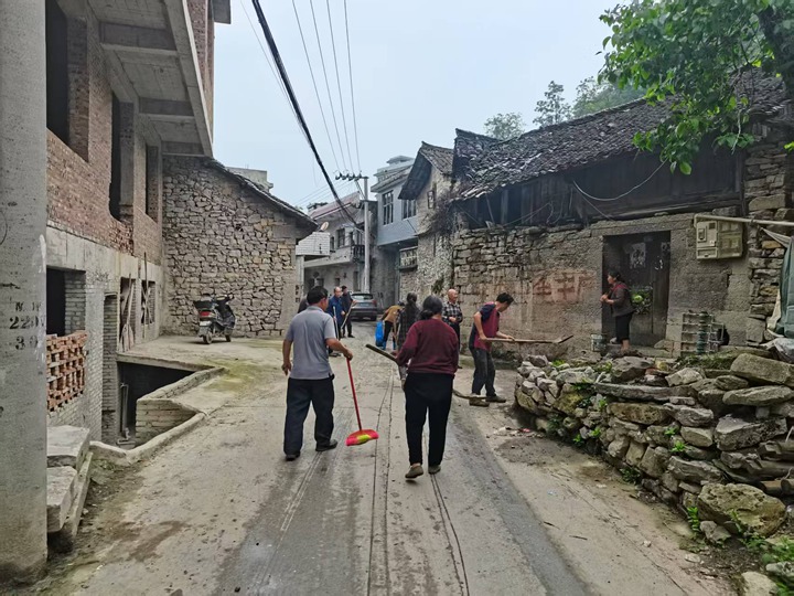 圖為圖為開展“兩清兩改兩治理”工作現場。