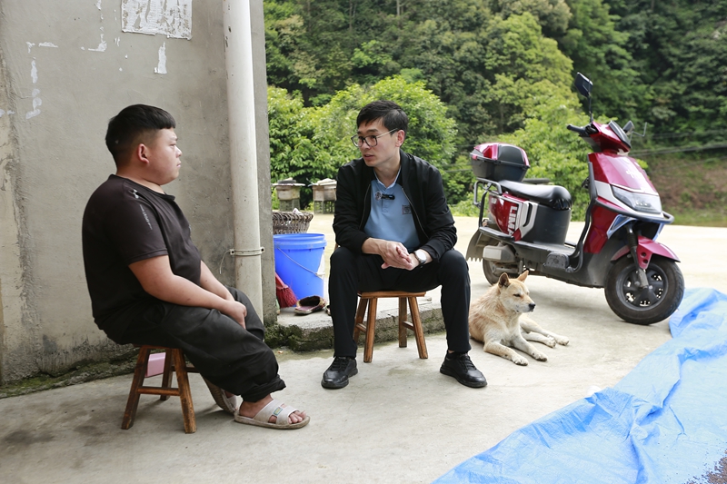 仇輝走訪村民。倪少環攝