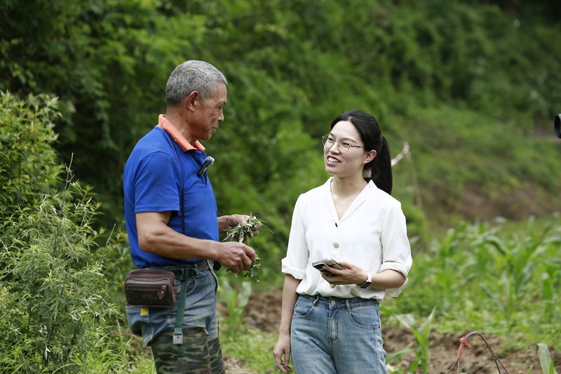 余調金與村民交談。倪少環攝