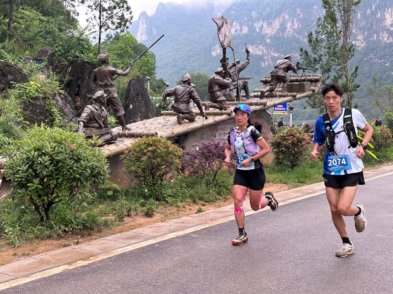 參賽選手正跑過大唐渡口。何金梅攝