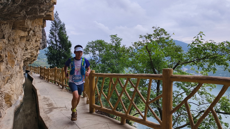 參賽選手正跑在蜿蜒的紅旗渠。楊玉潔攝