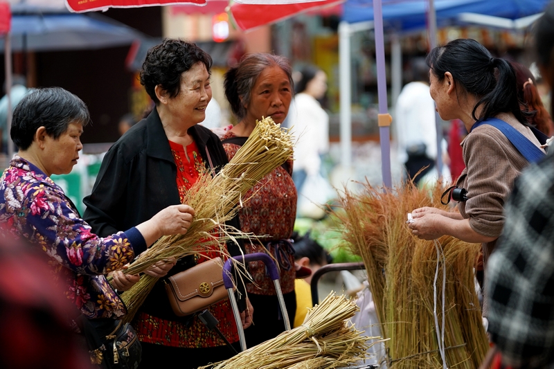市民在農貿市場的“朝夕攤位”購買農產品。羅小春攝