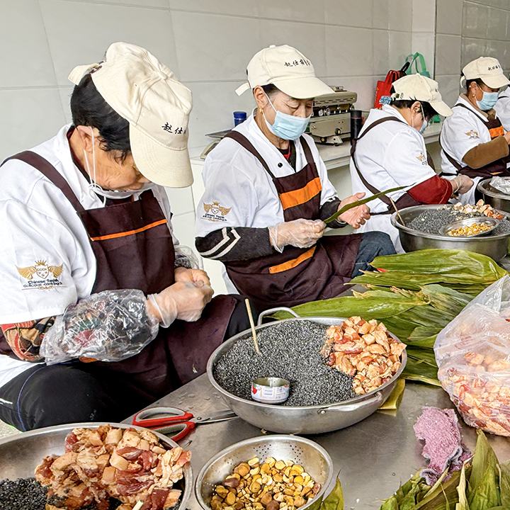 日前，福泉市龍昌趙仕梅月餅廠的粽子搶“鮮”上市，開啟了線上線下雙渠道火熱銷售模式，種類豐富的地道福泉口味也受到廣大消費者青睞……