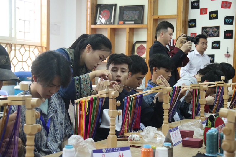 國際青年學習馬尾繡現場。