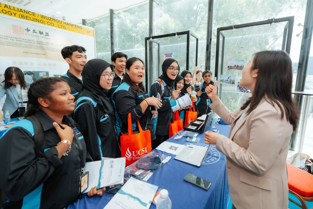 與馬來西亞各校師生互動交流。