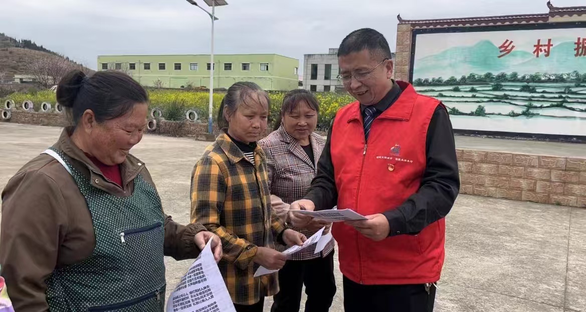 給群眾發放宣傳單。