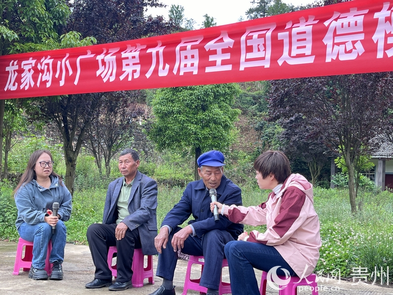 鄒廣陽、鄒廣周兩兄弟分享為烈士義務守墓的故事。人民網 陳潔泉攝.jpg