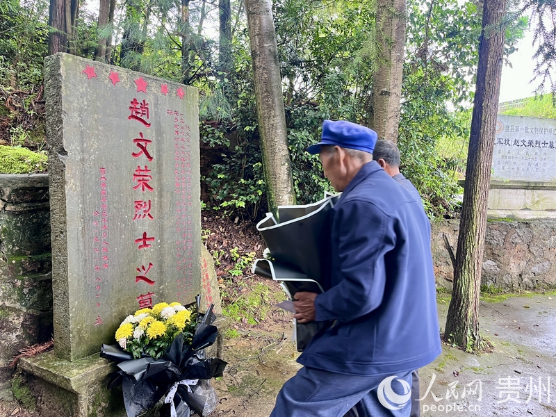 鄒廣陽、鄒廣周在趙文榮烈士墓前灑掃、獻花。人民網 陳潔泉攝.jpg