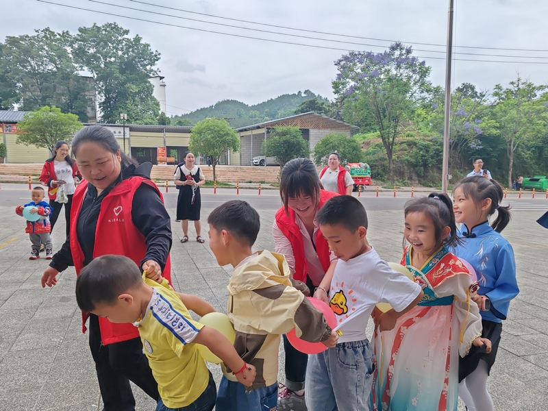 合力運球游戲。