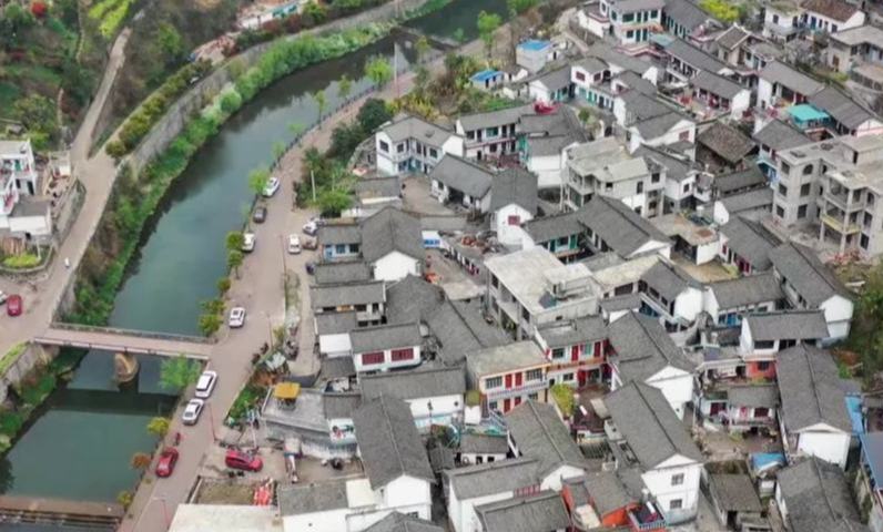 貴州盤州：小村莊拿了個國家獎         盤州市麻郎垤村堅持以社會主義核心價值觀的價值遵循為基準，凝聚向上、向善、向美的鄉村正能量，推動文明鄉風、經濟發展、基礎設施、民族文化、生態環境等工作取得顯著成效，特別是其文明和諧的鄉風民風成為全國文明村建設的典范……