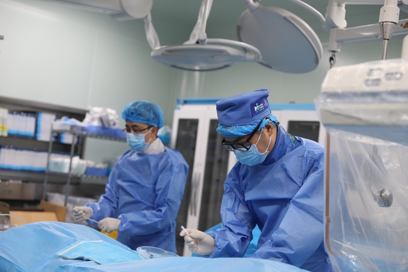 貴醫附院幫扶專家在七星關區人民醫院開展手術。