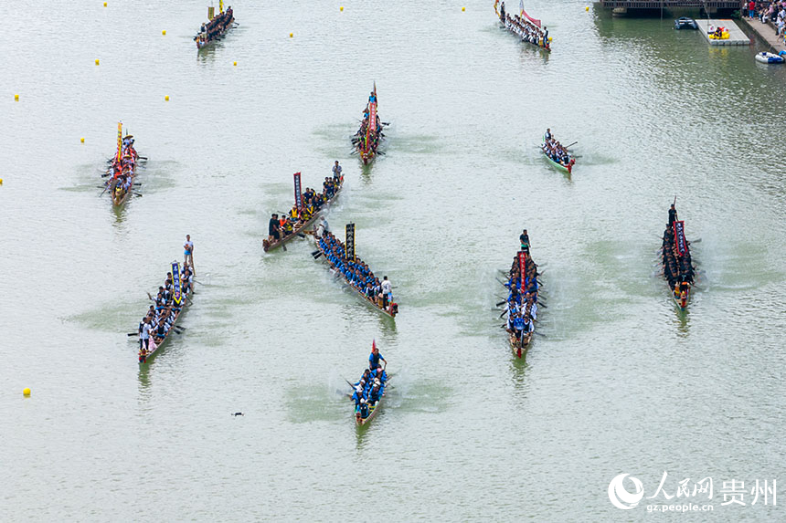 開幕式現場的龍船游江。人民網記者 涂敏攝