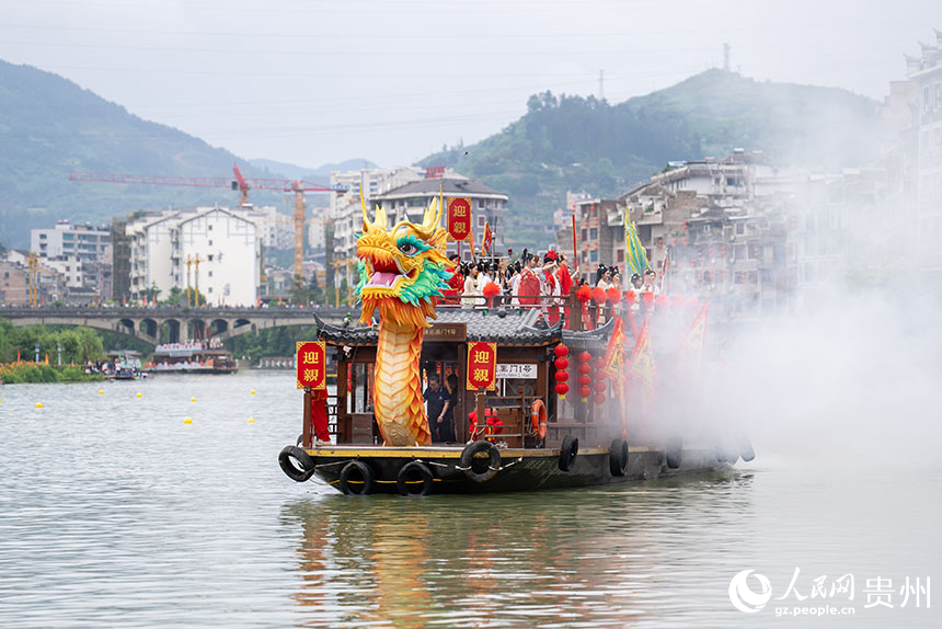 開幕式現場的龍船游江。人民網記者 涂敏攝