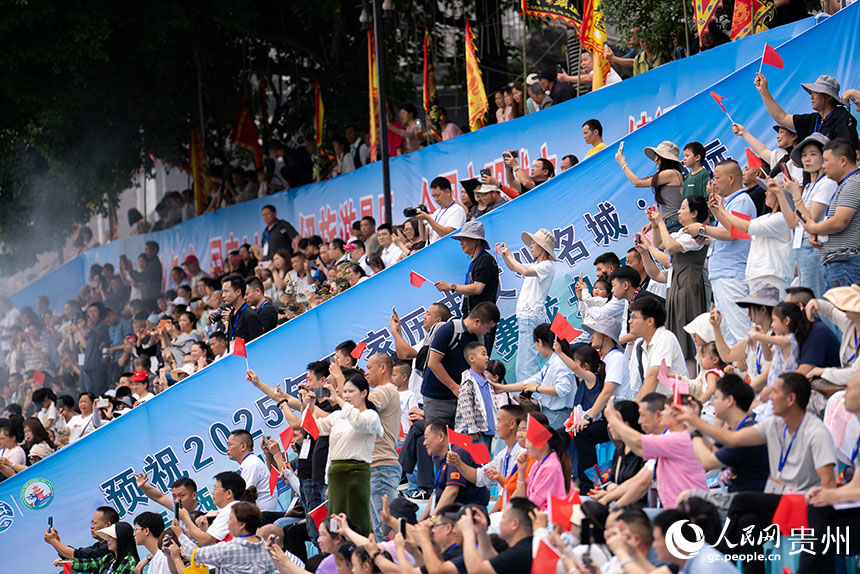 賽龍舟文化節開幕式現場。人民網記者 涂敏攝