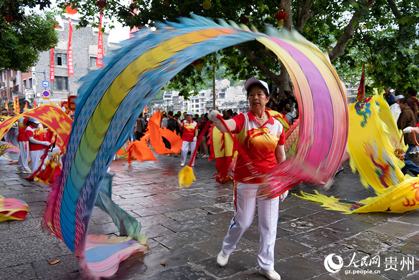 賽龍舟文化節的陸上游行。人民網記者 涂敏攝