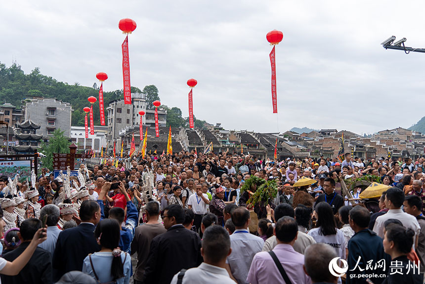 賽龍舟文化節的陸上游行現場。人民網記者 涂敏攝