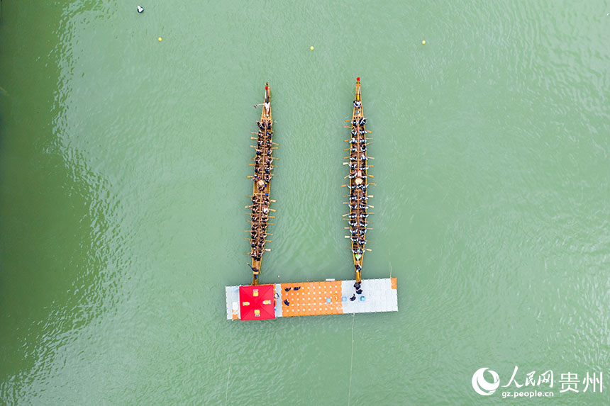 賽龍舟文化節的傳統龍舟賽現場。人民網記者 涂敏攝