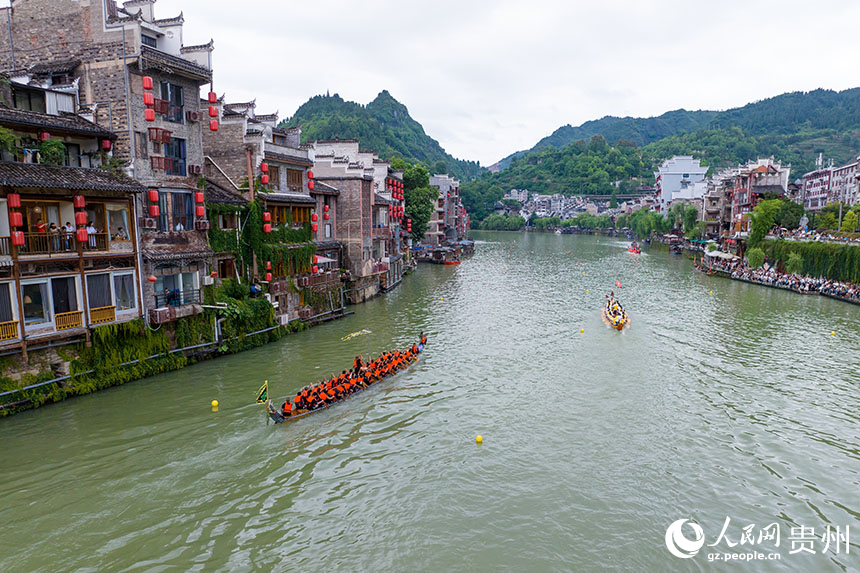 賽龍舟文化節的傳統龍舟賽現場。人民網記者 涂敏攝