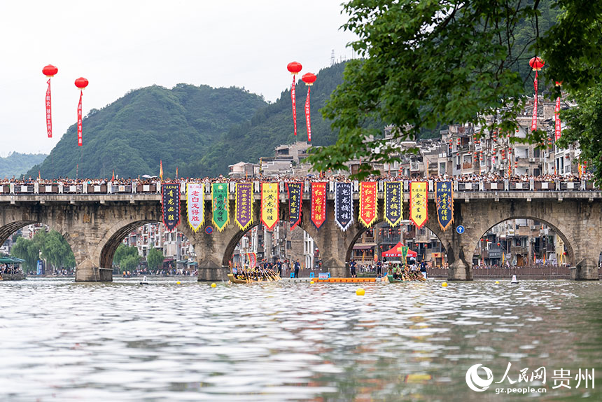 賽龍舟文化節的傳統龍舟賽現場。人民網記者 涂敏攝