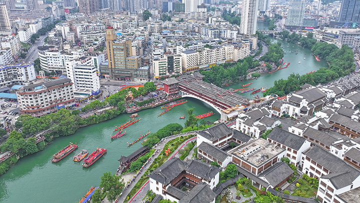 2025年5月25日 碧江“龍舟游江”現場航拍圖 碧江區融媒體中心供圖