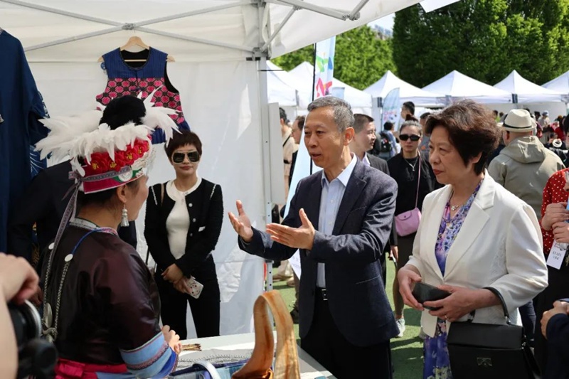 大使夫婦參觀貴州展區。