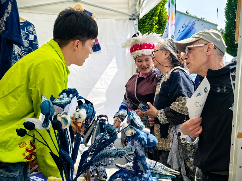 非遺苗繡引得觀眾紛紛駐足。