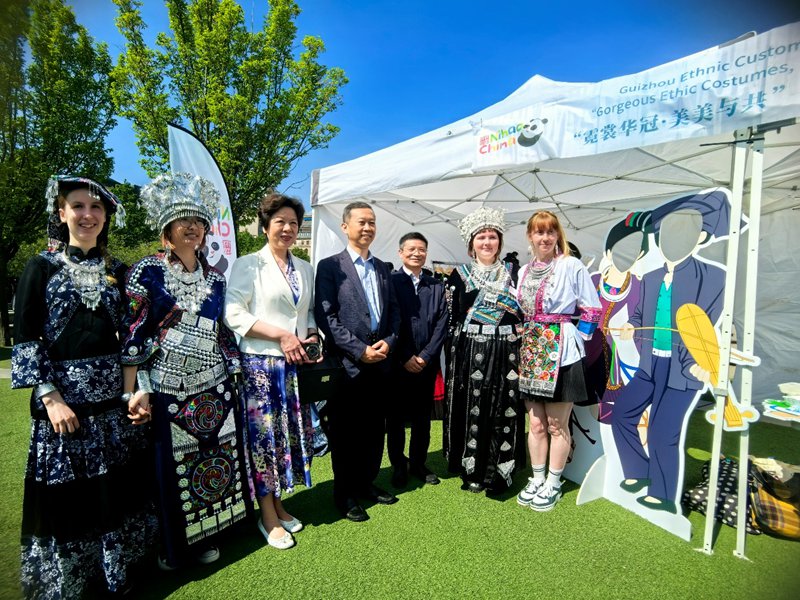 大使夫婦在貴州服飾展區前合影。