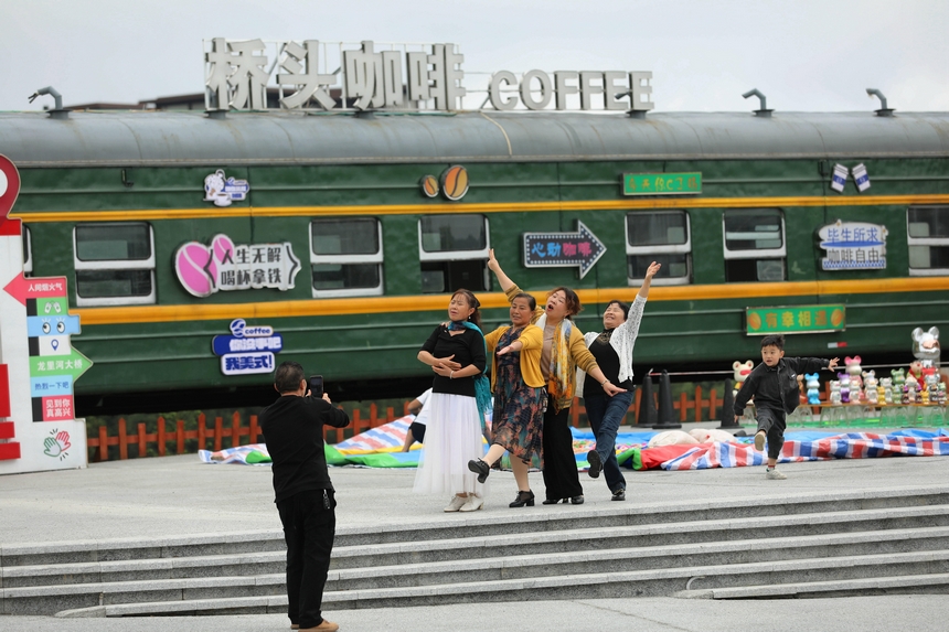 有模有樣, 這個打卡造型我也會。