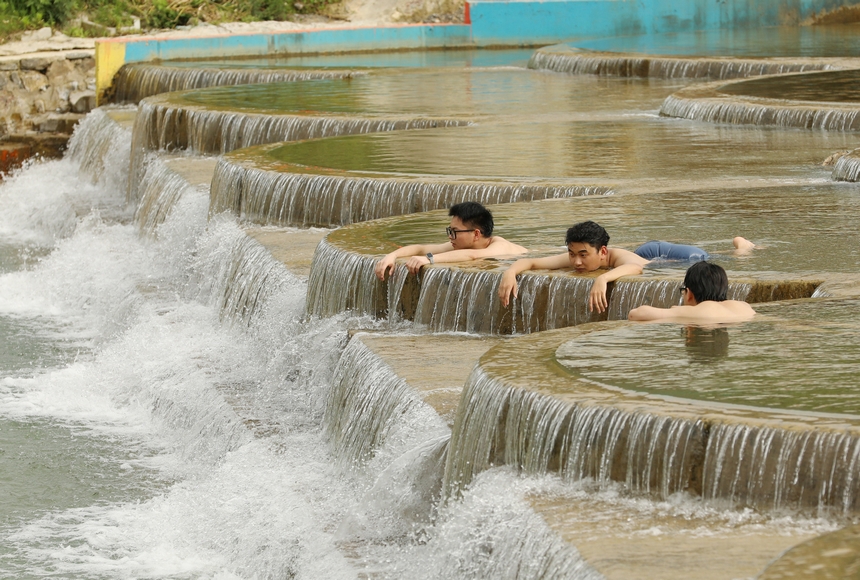 享受河水帶來的清涼。