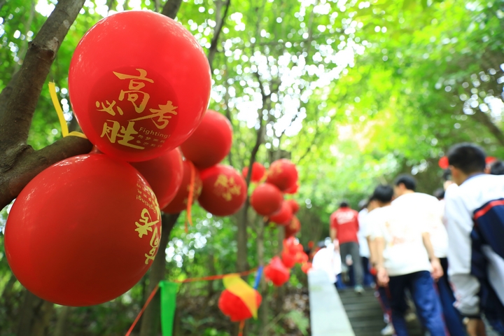 帶有“高考必勝”字樣的紅氣球。楊潔茹 攝.jpg