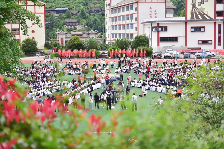 劍河民族中學高考前減壓活動“零食大作戰”活動現場。姜澤光攝 攝 (6).jpg