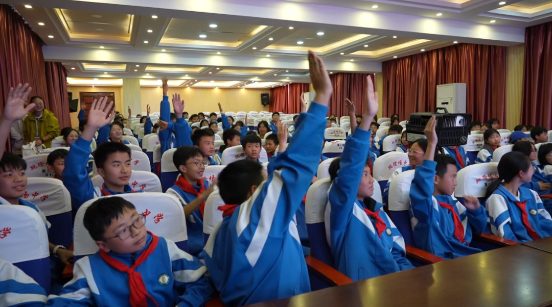 學生積極搶答現場。