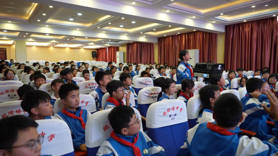 學生答題現場。