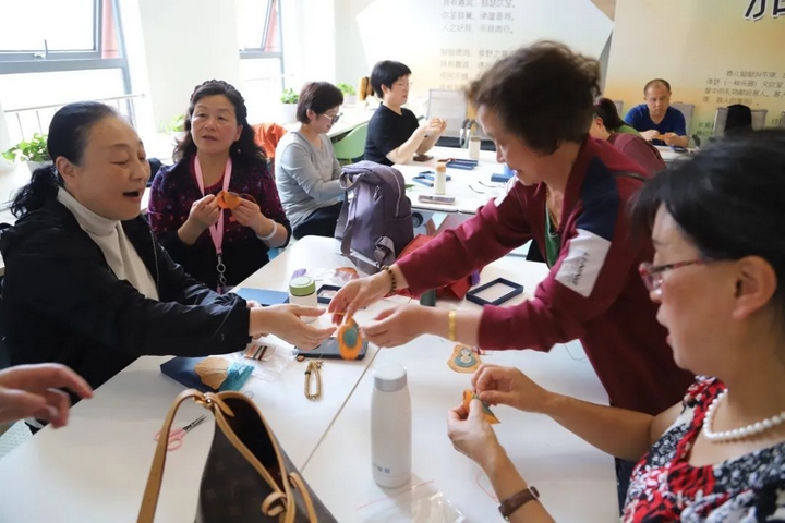 4、 市民在區圖書館參加“閱見觀山湖·黔藝流傳——香溢端午 書韻悠長”活動。.jpg