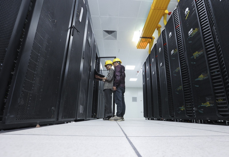 全國一體化算力網絡國家（貴州）樞紐節點主算力基地機房內 ，技術人員正在測試。石照昌攝