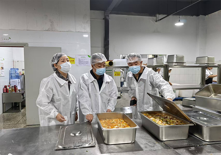 開展食品安全隱患檢查現場。