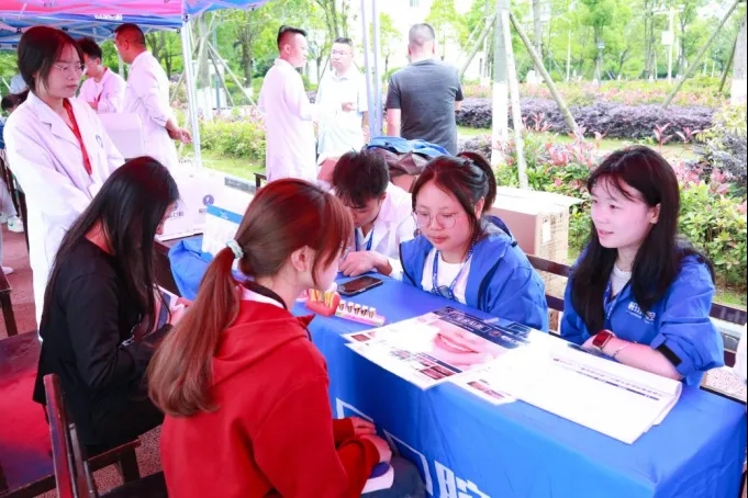 柏樂口腔醫生團隊接待師生咨詢。